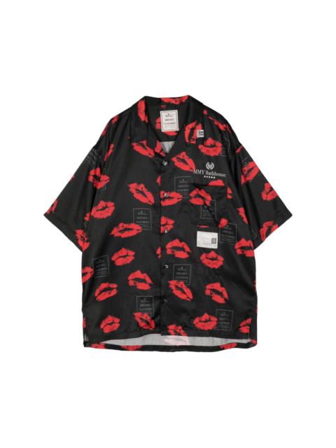 graphic-print shirt