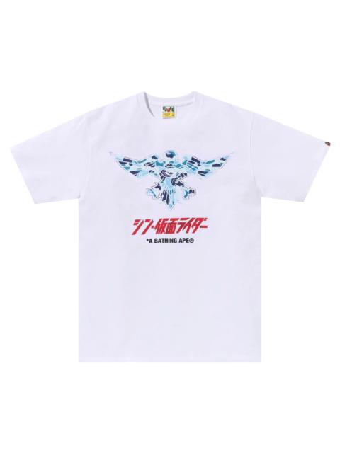 A BATHING APE® BAPE x Shin Kamen 라이더 충격기 Emblem 티 'White/Blue 이름 *