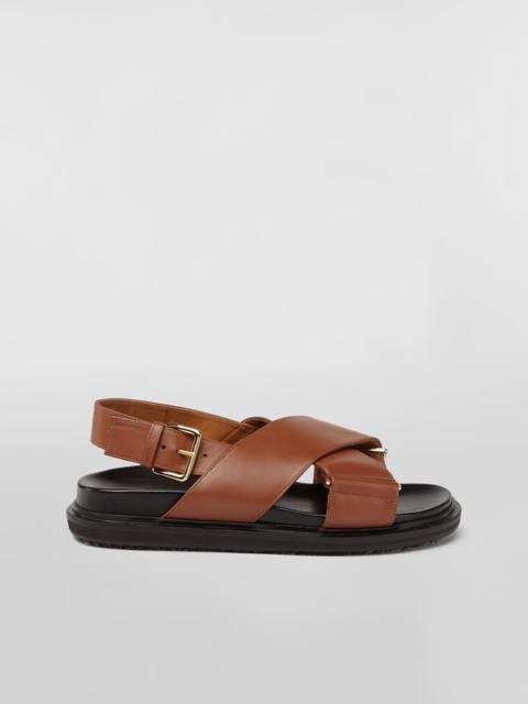 BROWN CALFSKIN CRISS-CROSS FUSSBETT