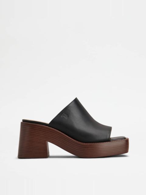 PLATFORM MULES IN LEATHER WITH HEEL - BLACK