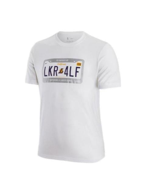 Nike 나이키 정면 로고 짧은 소매 티 'White Lakers 면허' DR6569-100