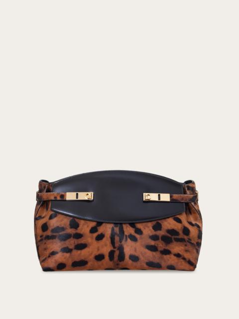 【送料&関税込】Ferragamo Hug Pouch L Ferragamo Hug Pouch L | italist