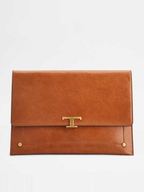Tod's T TIMELESS ENVELOPE CLUTCH IN LEATHER MAXI - BROWN
