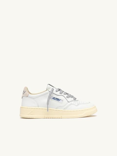 AUTRY MEDALIST LOW SNEAKERS IN WHITE LEATHER WITH SILVER LUREX DETAILS