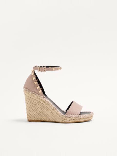 Valentino DOUBLE ROCKSTUD GRAINY CALFSKIN WEDGE SANDAL 105 MM