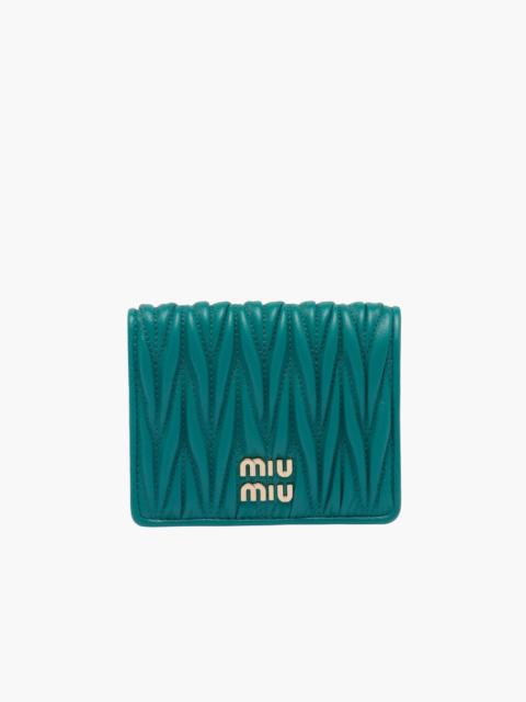 Miu Miu 작은 matelassé 냅파 가죽 지갑