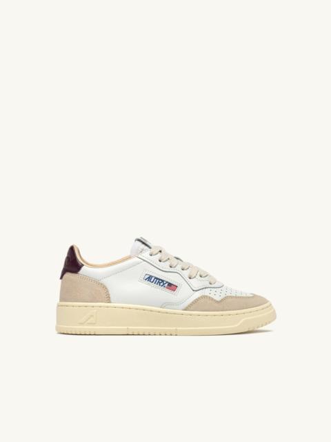 AUTRY MEDALIST LOW SNEAKERS IN WHITE LEATHER AND FIG SUEDE