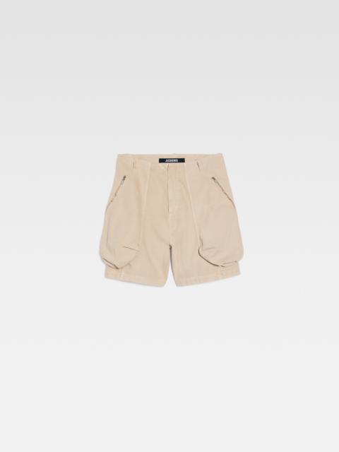 JACQUEMUS Le short cargo Croissant