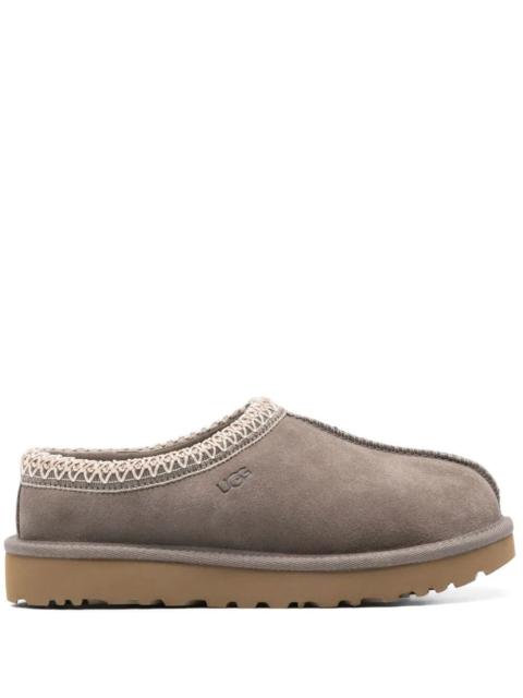 W Tasman Slippers, footwear category by UGG, embodies a perfect blend of comfort and style. Crafted 