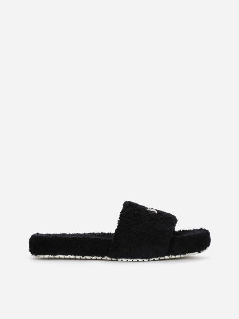 Terrycloth sliders with logo tag