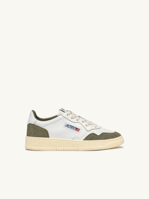 AUTRY MEDALIST LOW SNEAKERS IN WHITE LEATHER AND SMOKED GREEN SUEDE