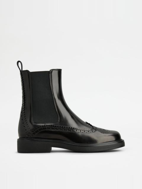 ANKLE BOOTS IN LEATHER - BLACK