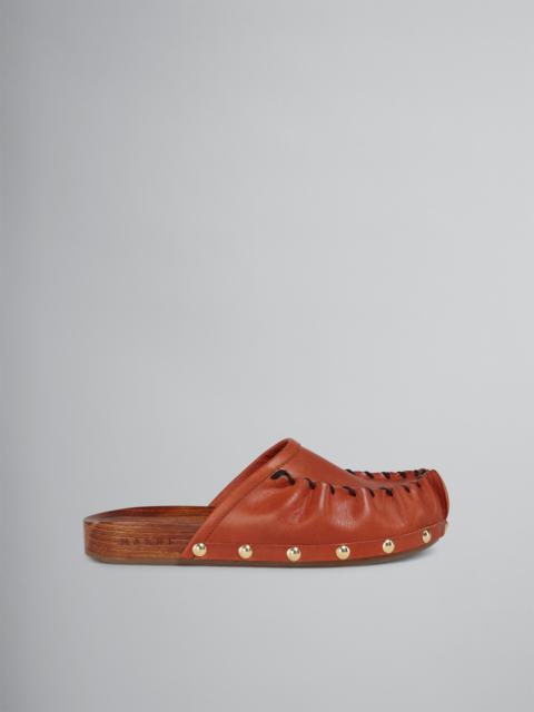 VEGETABLE-TANNED LEATHER AND WOOD CLOG