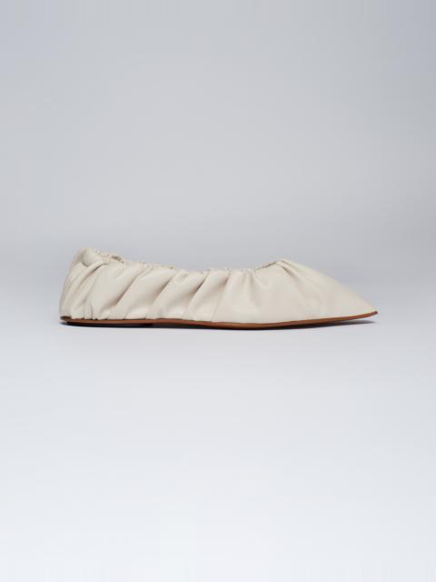 Nanushka MATANGI - Ruched vegan leather flats - Off white