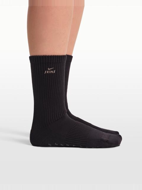 Nike NikeSKIMS Women's Dri-FIT Pilates Grip Crew Socks (1 Pair)