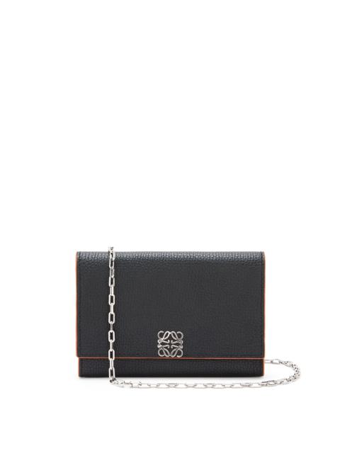 Loewe Pebble 곡물 calfskin에 있는 사슬에 Anagram 지갑