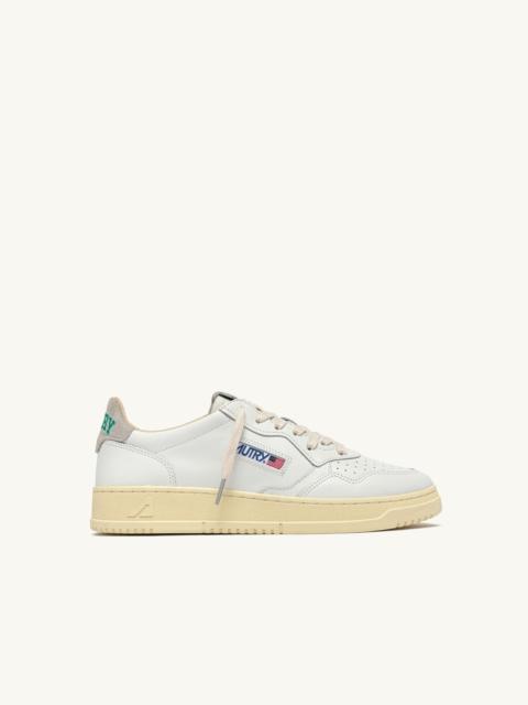 AUTRY MEDALIST LOW SNEAKERS IN WHITE LEATHER AND CLOUD SUEDE