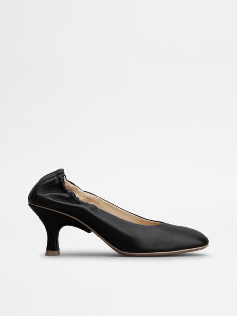 Tod's PUMPS IN LEATHER - BLACK