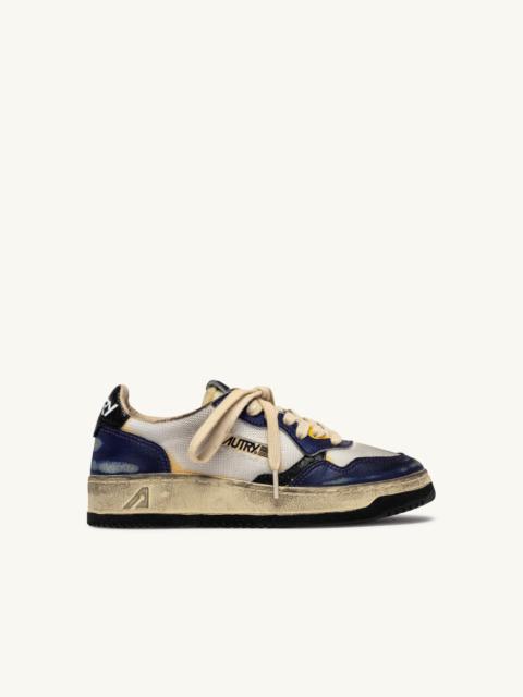 AUTRY MEDALIST LOW SUPER VINTAGE SNEAKERS IN WHITE AND TANZANITE LEATHER AND DRAGON MESH
