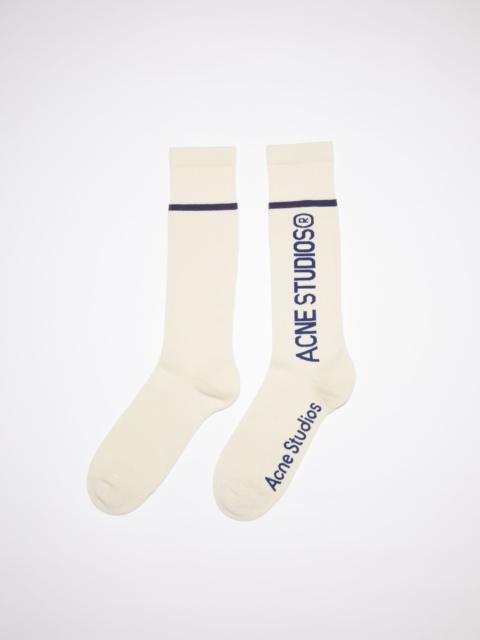 Acne Studios Long logo socks - Beige/navy