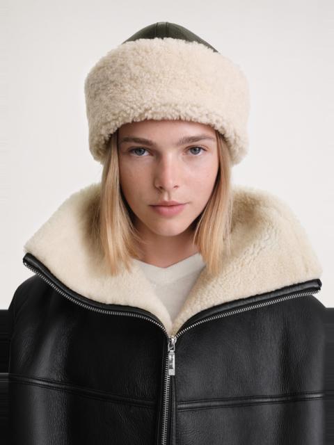 Totême Shearling winter hat black/off white