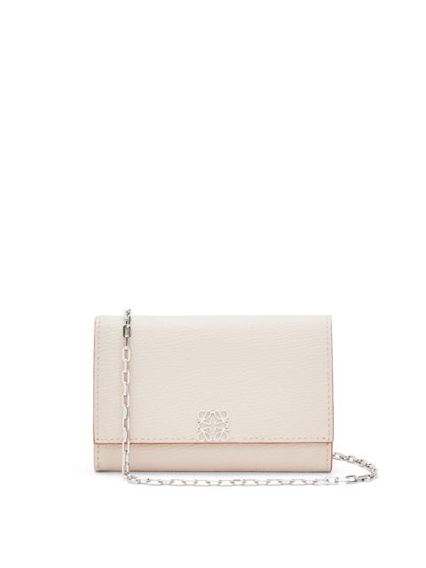Loewe Pebble 곡물 calfskin에 있는 사슬에 Anagram 지갑