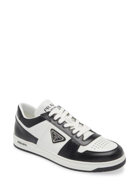 Downtown Logo Low Top Sneaker in Bianco/Nero