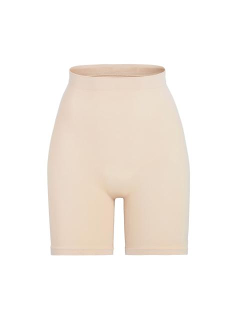 SKIMS 이음새가 없는 조각 Mid-Thigh 반바지