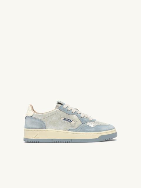 AUTRY MEDALIST LOW SNEAKERS IN SILVER SUEDE AND POOL SUGAR