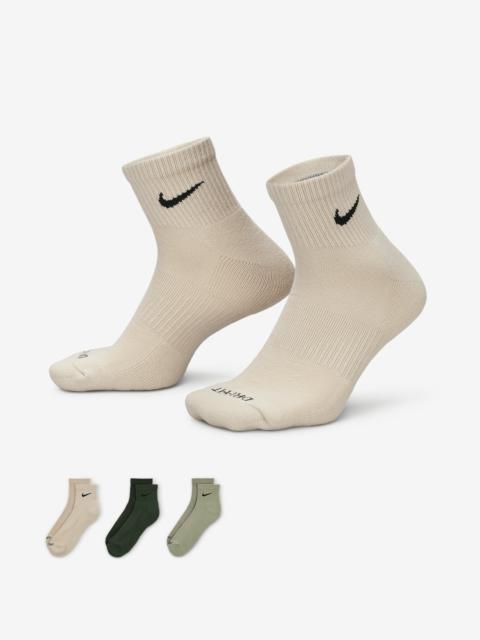 Nike Nike Everyday Plus Cushioned Training Ankle Socks (3 Pairs)