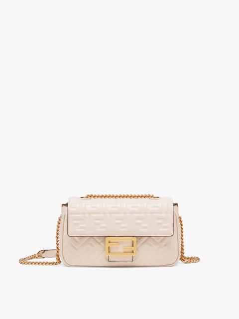 FENDI Iconic medium Baguette bag with chain, made of soft nappa leather in camellia-color, with a three-di