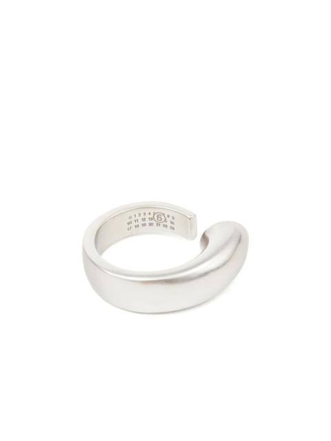 国内発送*MM6 Maison Margiela*Tubing ロゴエングレーブ リング Maison Margiela マルジェラ ロゴ エングレーブ リング 8mm