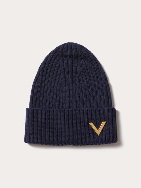 WOOL BEANIE WITH METAL V APPLIQUÉ