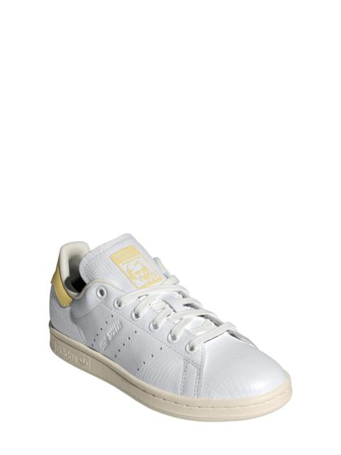 Primegreen Stan Smith Sneaker in White/Yellow/Off White