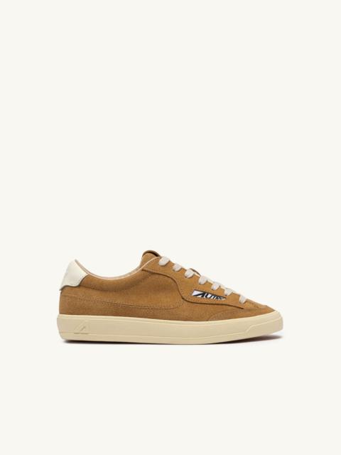 AUTRY WINDSCAPE LOW SNEAKERS IN COPPER BROWN AND MARSHMALLOW SUEDE