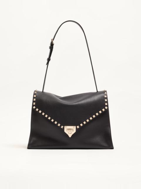Valentino VALENTINO GARAVANI ROCKSTUD MAXXING MEDIUM SHOULDER BAG IN SMOOTH CALFSKIN
