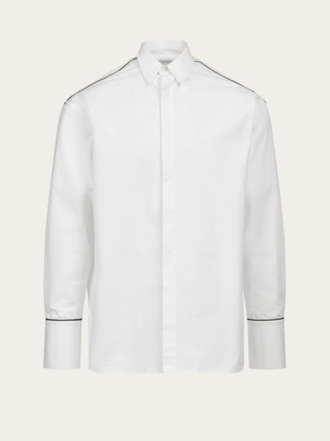 Sports shirt with contrasting piping