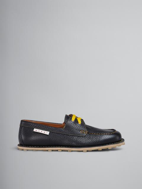 DERBY LACE-UP IN GRAINED CALF