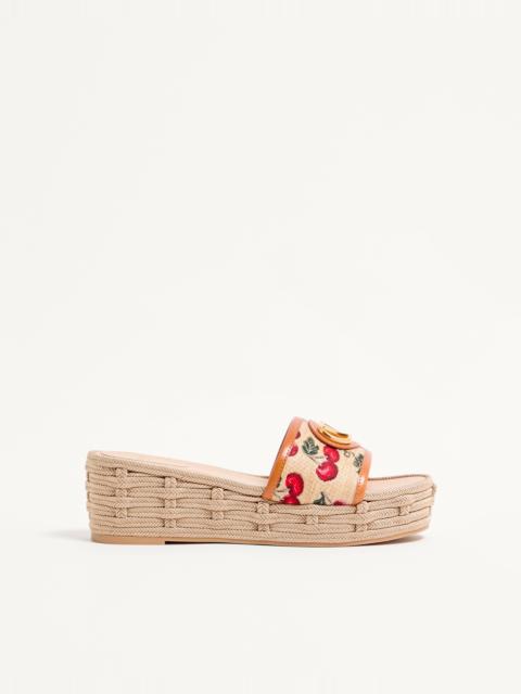 Valentino VLOGO SIGNATURE FLATFORM SANDAL IN JACQUARD RAFFIA WITH CHERRYFIC MOTIF 60MM