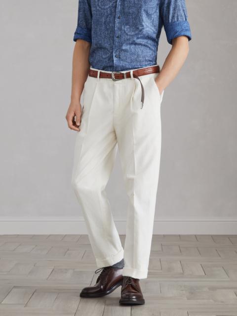 Garment-dyed leisure fit trousers in cotton narrow wale corduroy with pleat