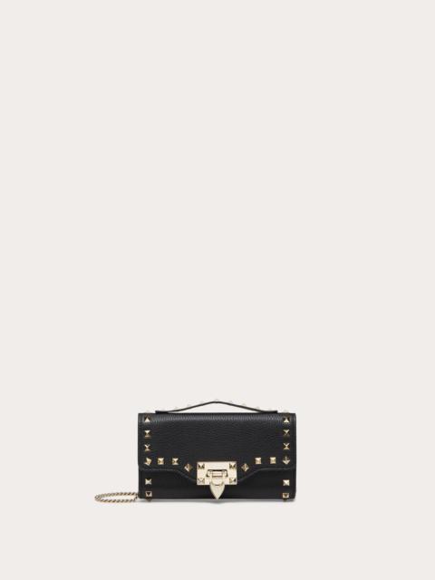 ROCKSTUD GRAINY CALFSKIN WALLET WITH CHAIN STRAP