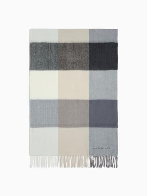 Fringed scarf with check motif