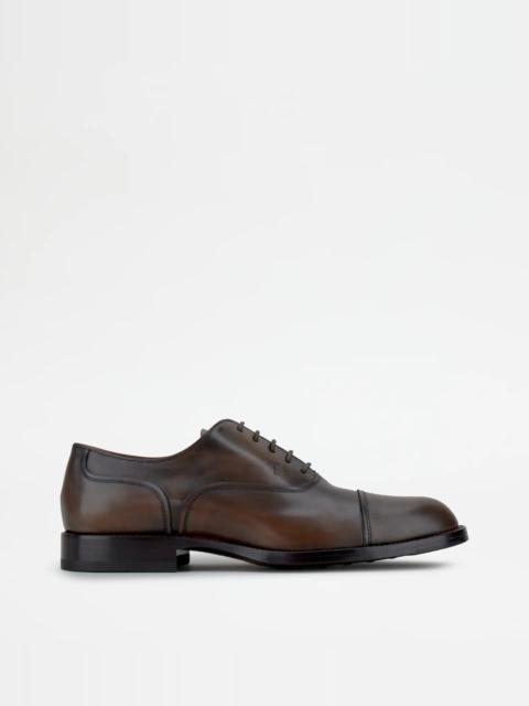 Tod's LACE-UPS IN LEATHER - BROWN
