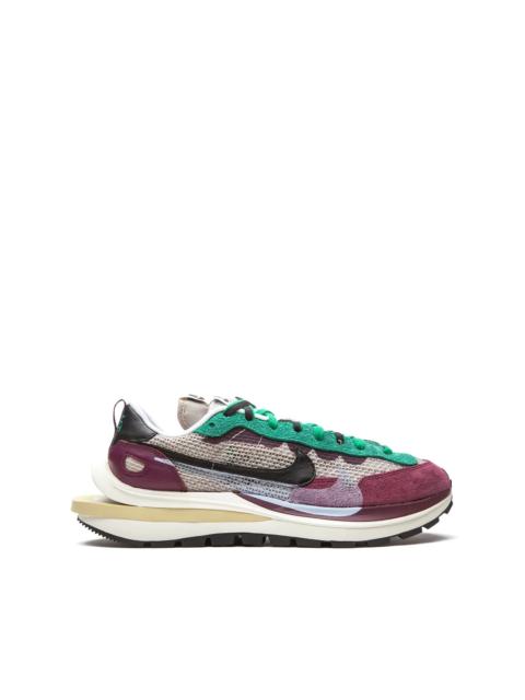 Nike x 자라이 VaporWaffle "Villain Red / Neptune Green"스니커