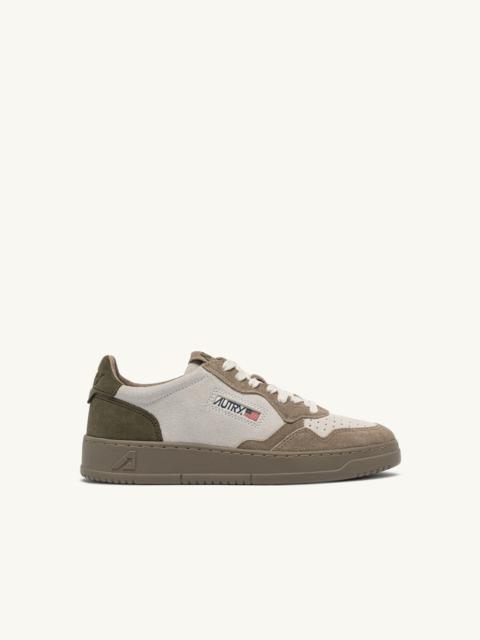 AUTRY MEDALIST LOW TRICOLOR SNEAKERS IN JUNGLE, WHITE AND ANTILOP SUEDE