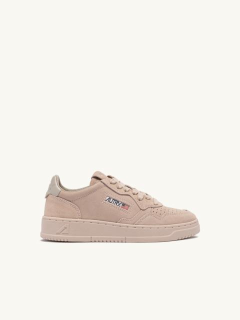 AUTRY MEDALIST LOW SNEAKERS IN PHARD AND FEATHER SUEDE