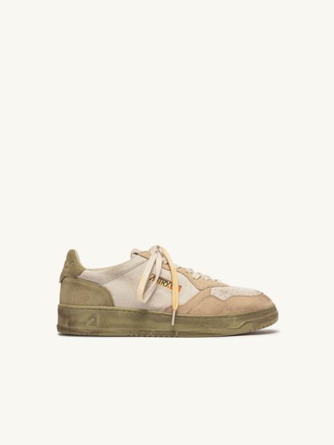 AUTRY MEDALIST TRICOLOR SUPER VINTAGE SNEAKERS IN WHITE SAND AND GRAY GREEN SUEDE