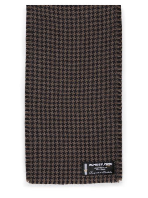 Wool scarf with houndstooth pattern