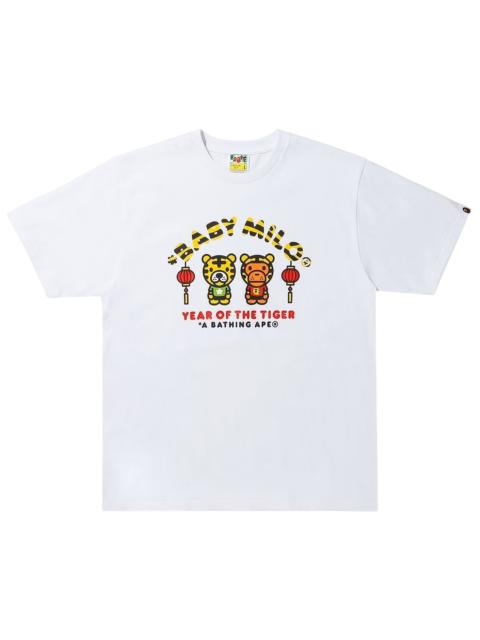 A BATHING APE® 타이거 아기 Milo 티의 BAPE 년 '화이트 이름 *