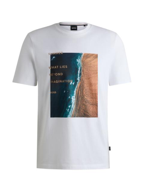 BOSS COTTON-JERSEY REGULAR-FIT T-SHIRT 와 바다 예술 작품